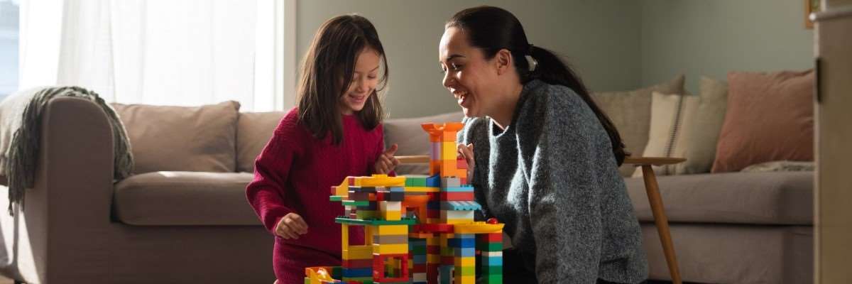 Mor og datter leker med lego