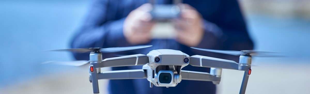 En person flyr en drone. Foto: Shutterstock