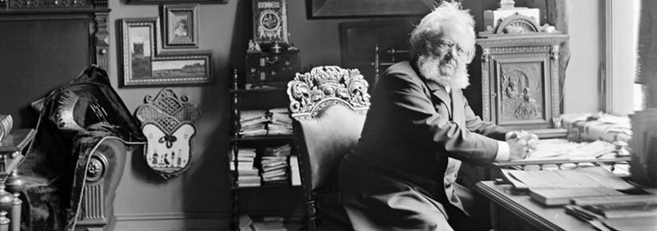 svart hvitt bilde av Ibsen ved skrivebordet