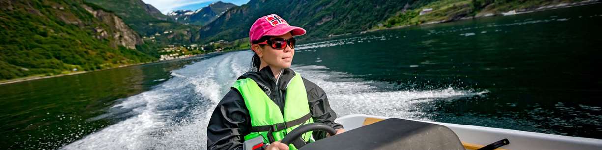 Kvinne i båt på fjord. Foto: GettyImages