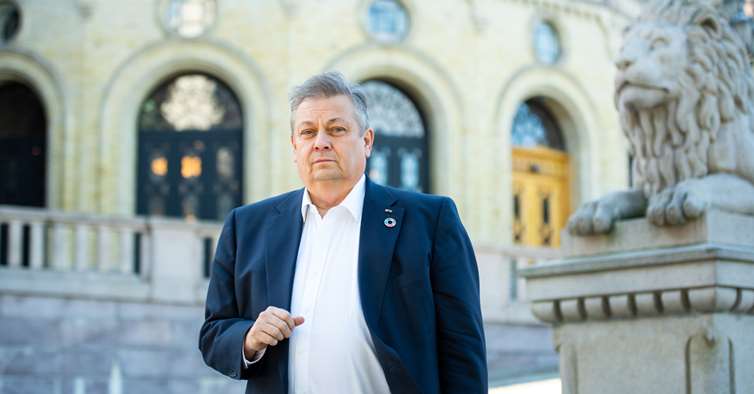 NITO-president Trond Markussen foran Stortinget