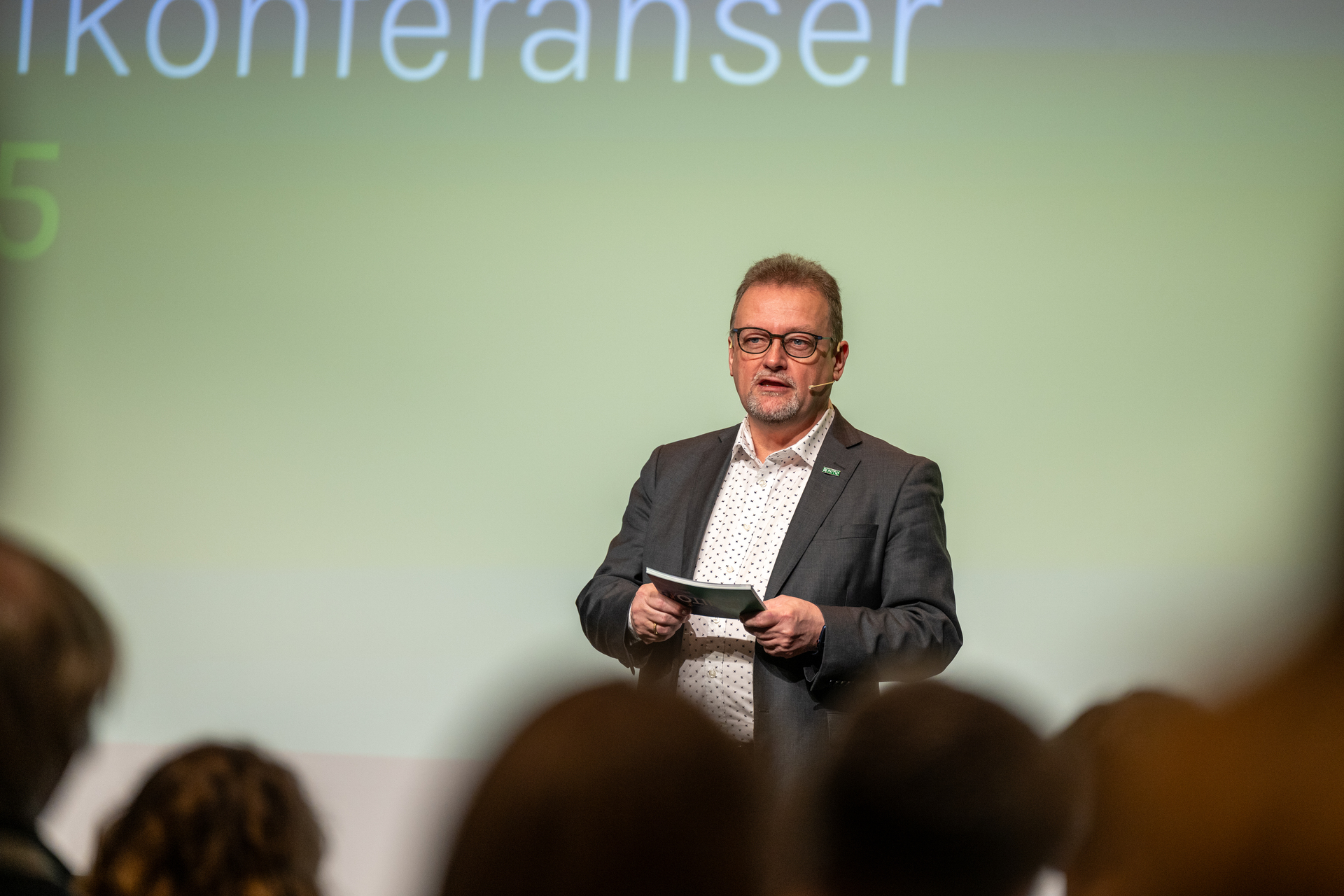 Mann i dress på konferanse