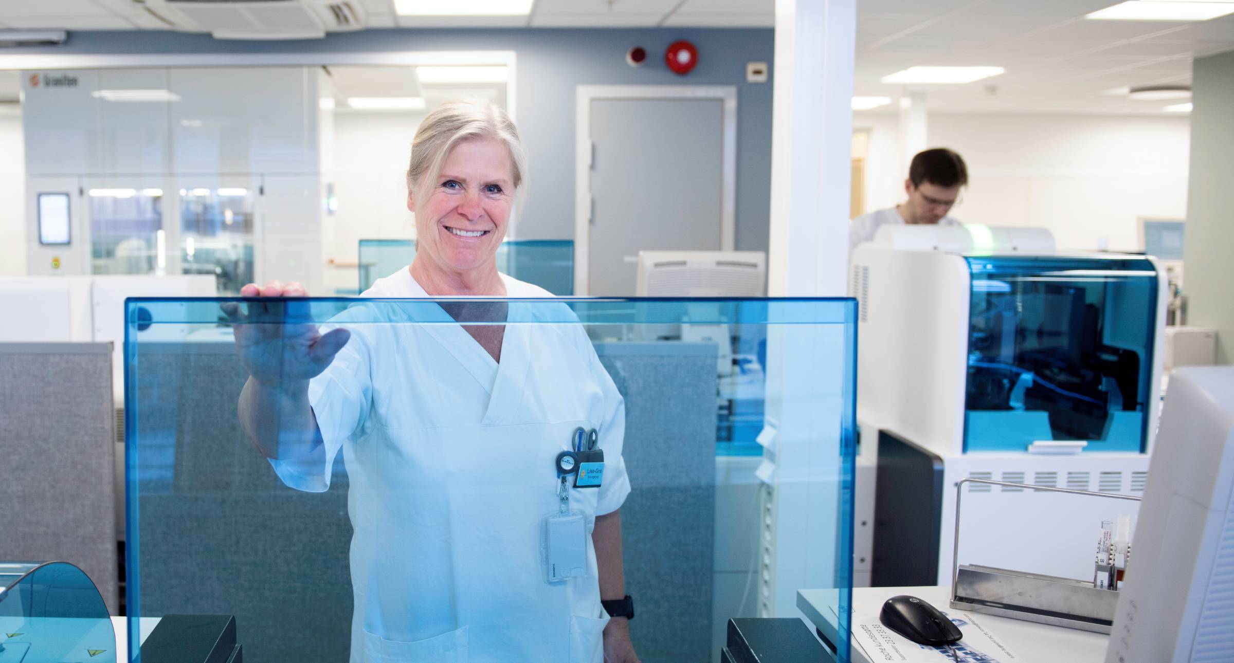 Kvinnelig bioingeniør som står inne på et sykehuslaboratorium.