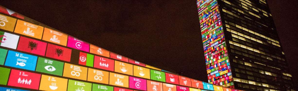 FN-bygningen med bærekraftmål. Foto: UN Photo Library 