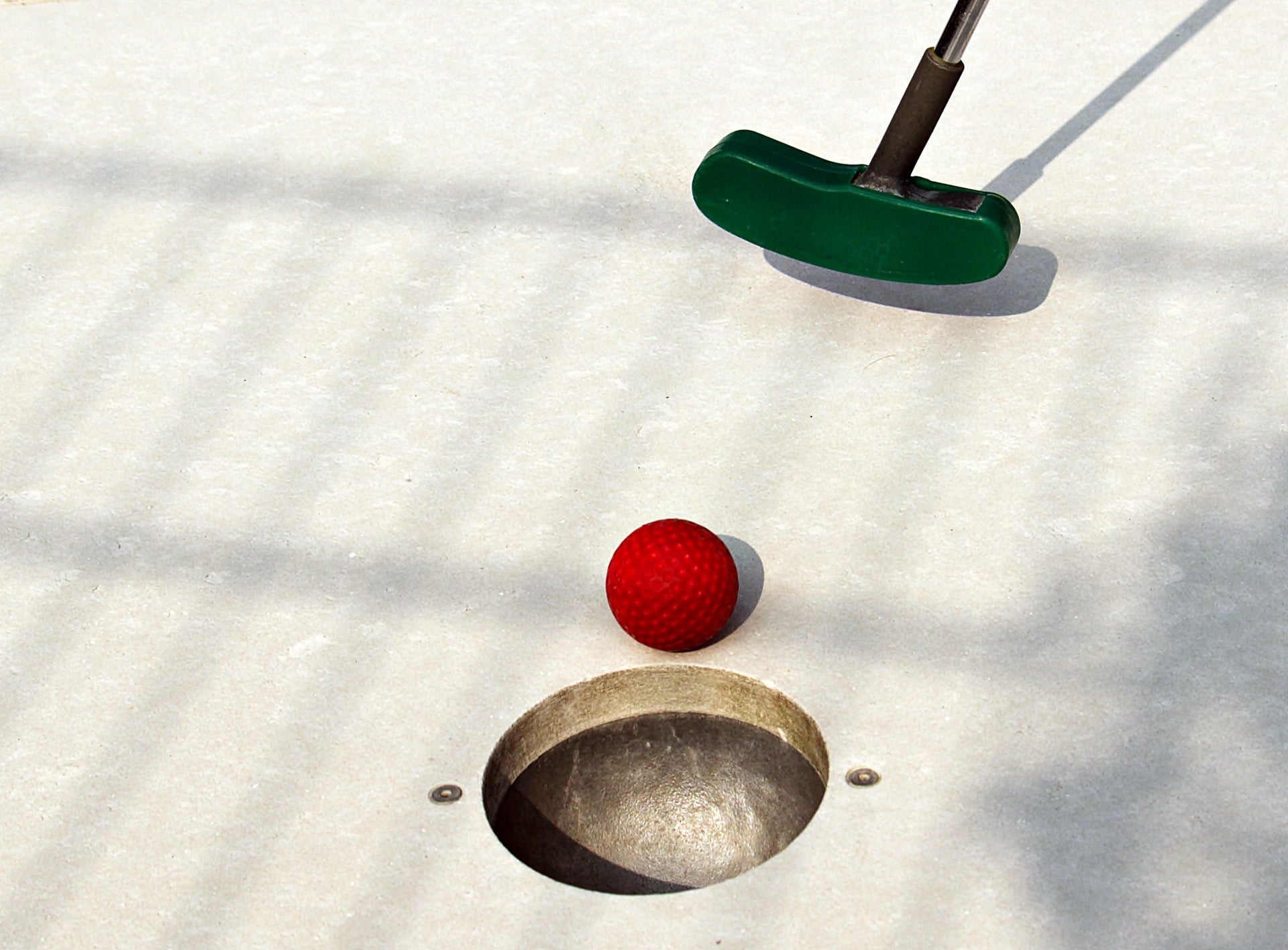Minigolf der kølle og ball vises