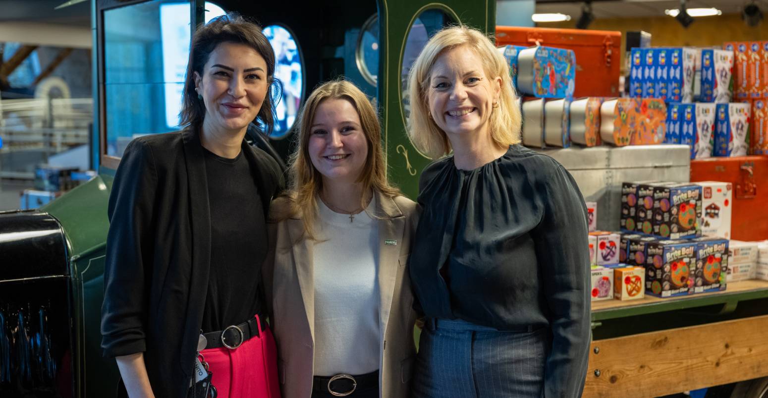 Visepresident i NITO Safina de Klerk, studentleder Sofie Strøm Olsen og statsråd Sigrun Aasland. Foto: Bjarne Krogstad
