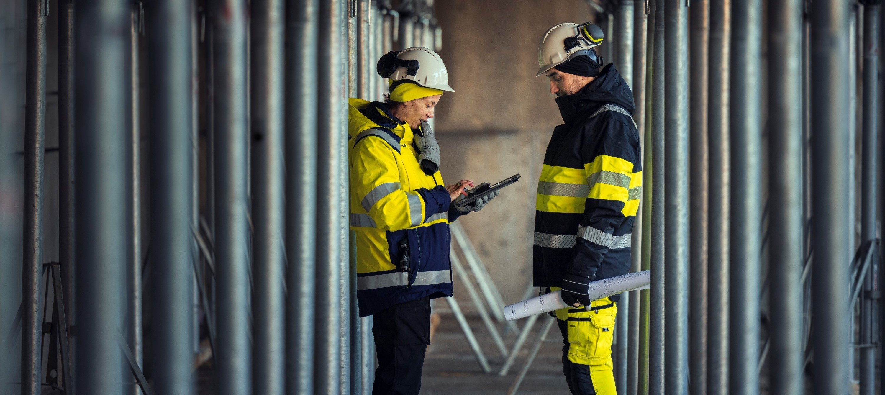 To mennesker i industrien. 