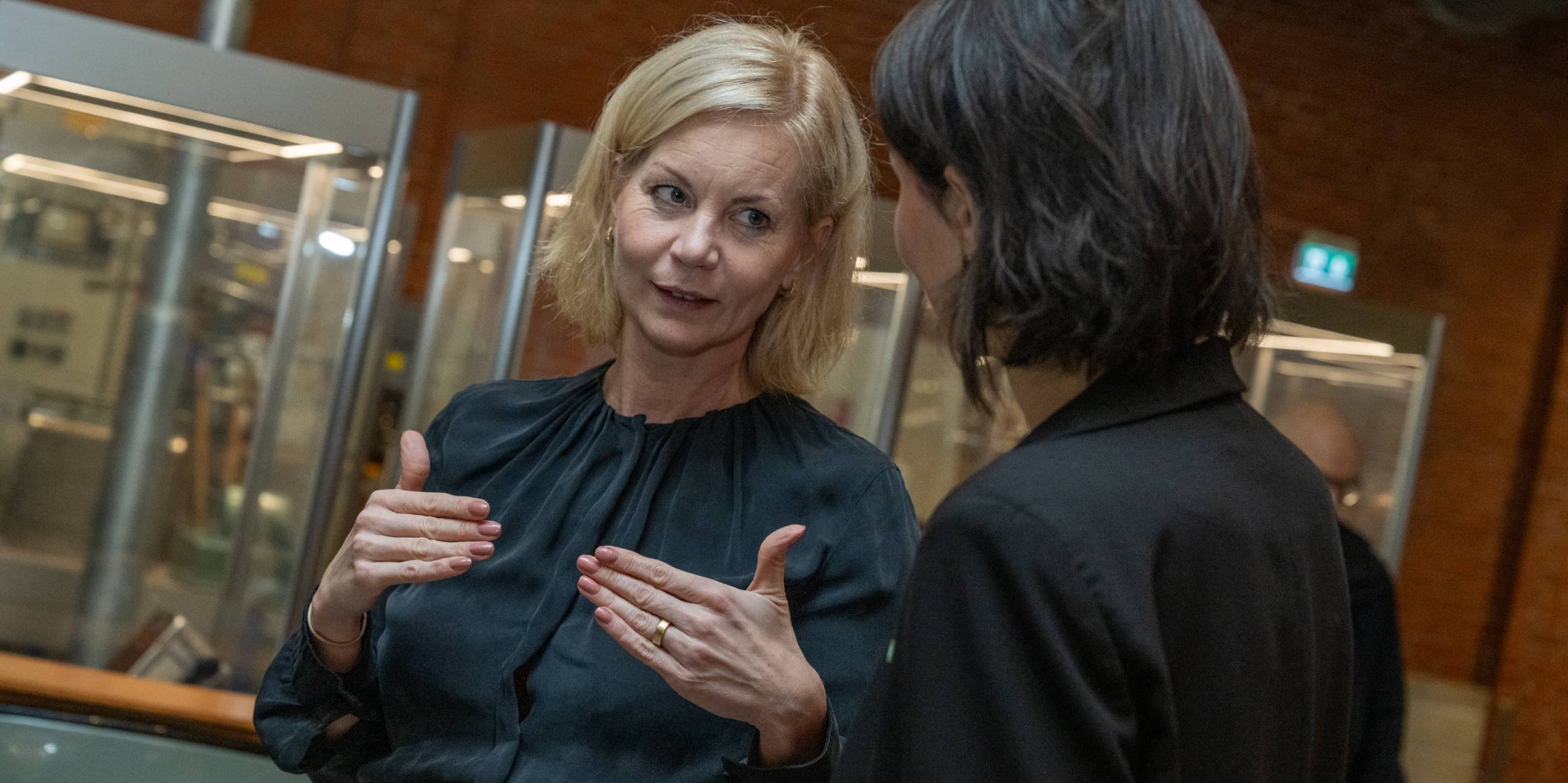 The picture shows Vice President of NITO, Safina de Klerk in dialogue with Minister Sigrun Aasland