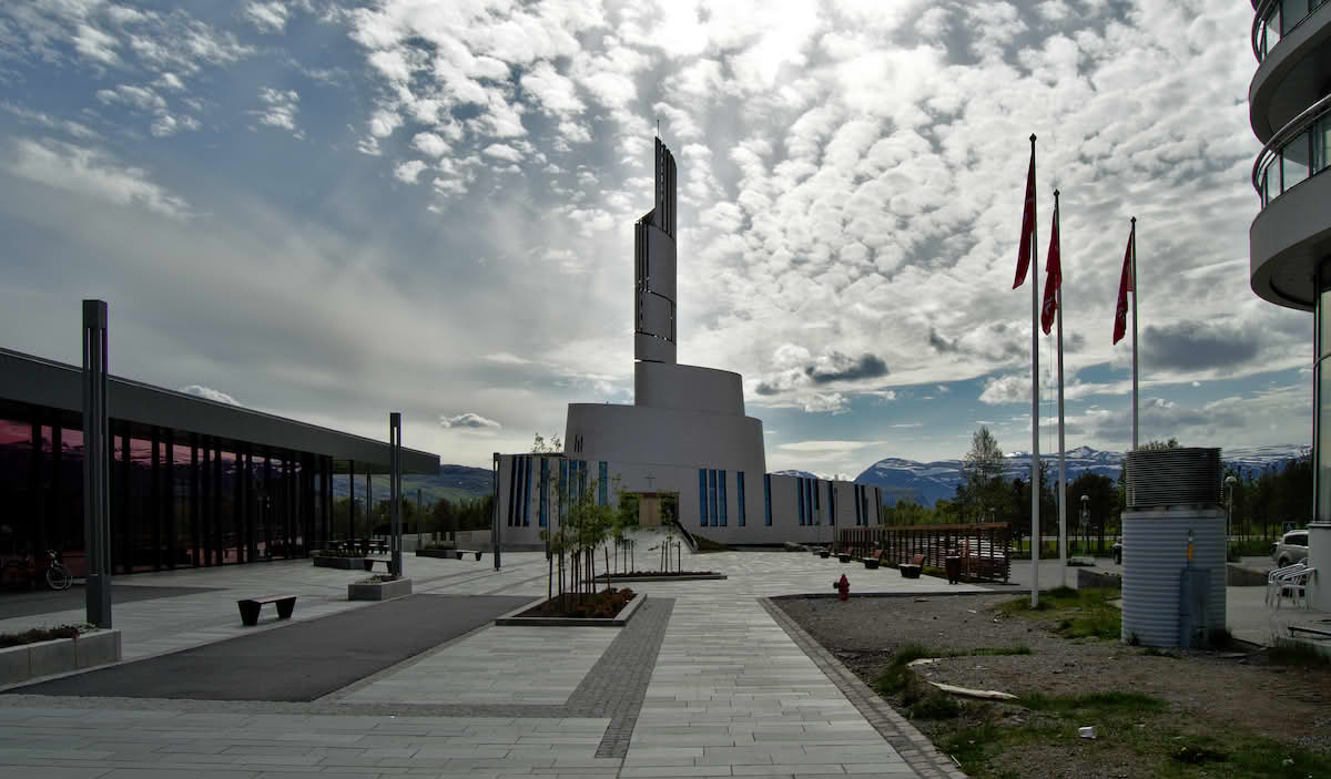 Nordlyskatedralen i Alta sentrum