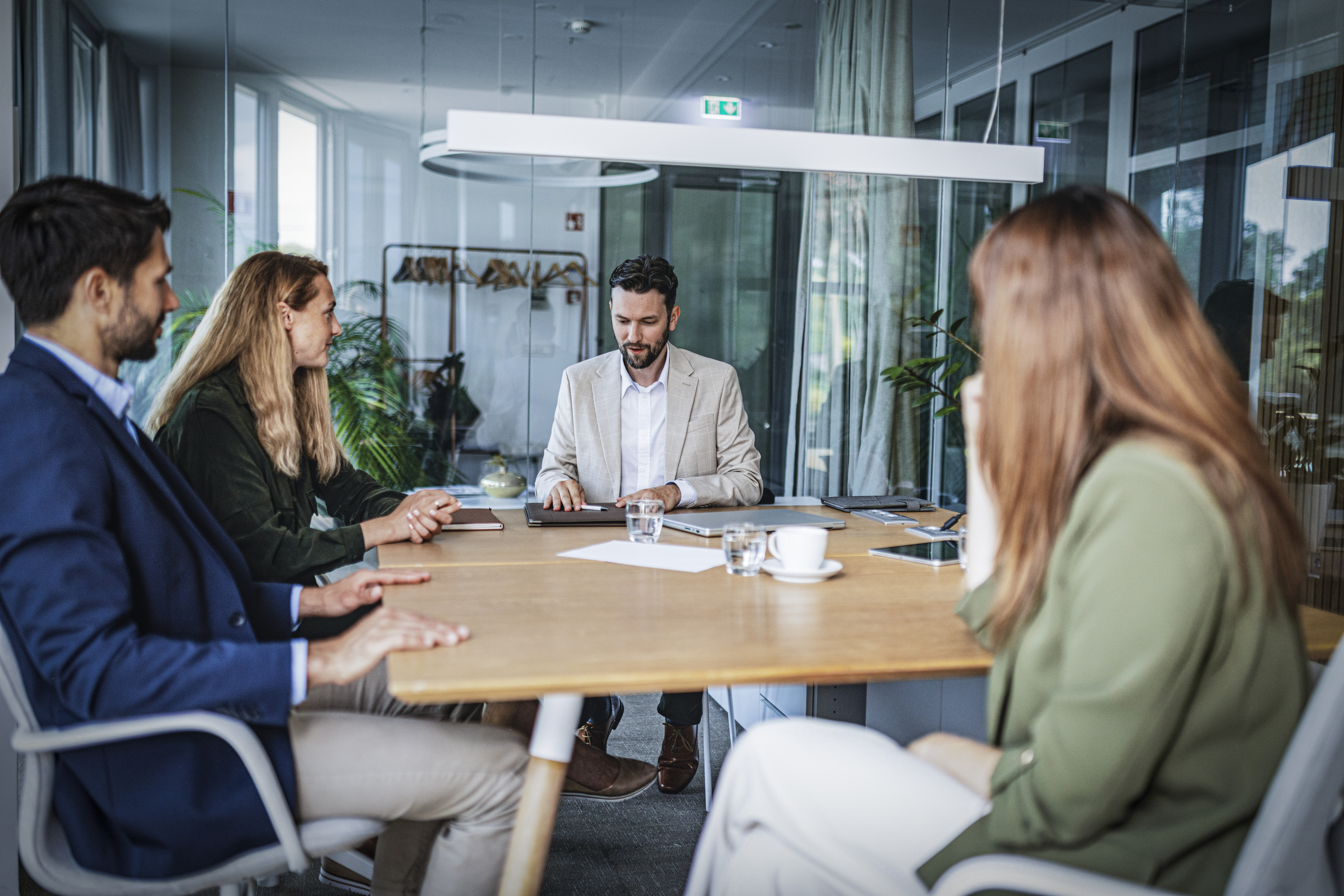 Mennesker i møte rundt et bord