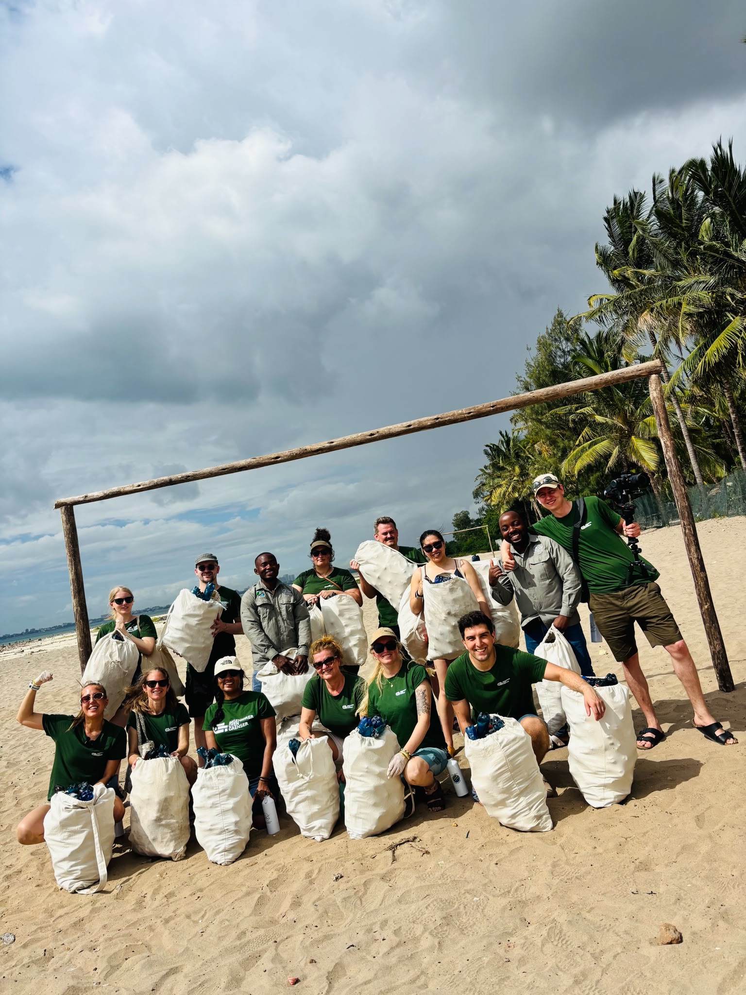 Gruppe mennesker som har plukket plast på strand