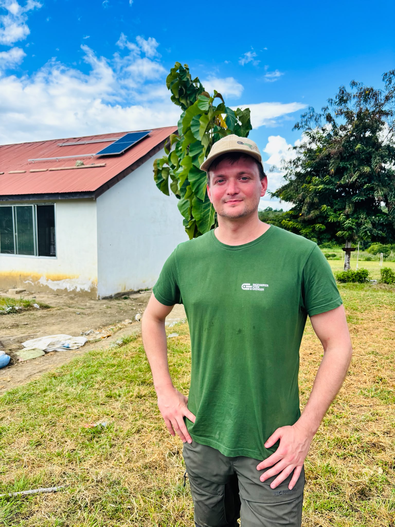 Torje Evensen foran hus med solceller