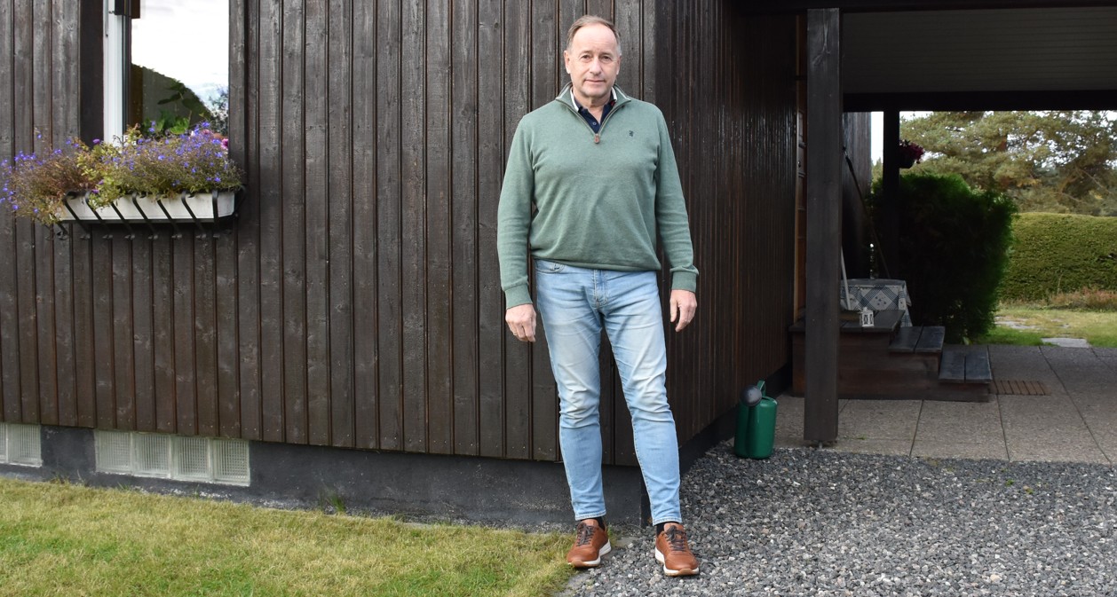 Bjørn Østmoe ute foran huset