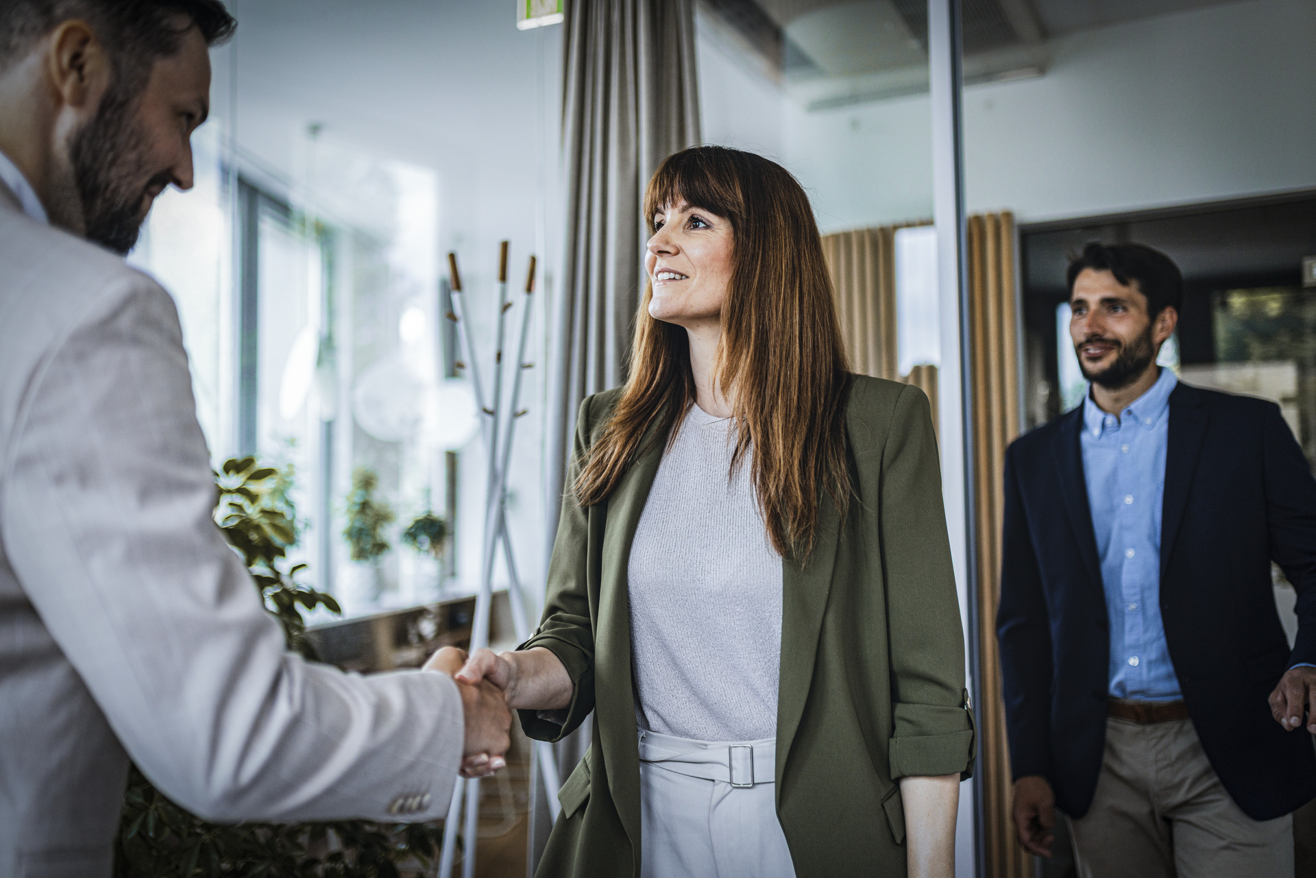 MEnnesker håndhilser på hverandre