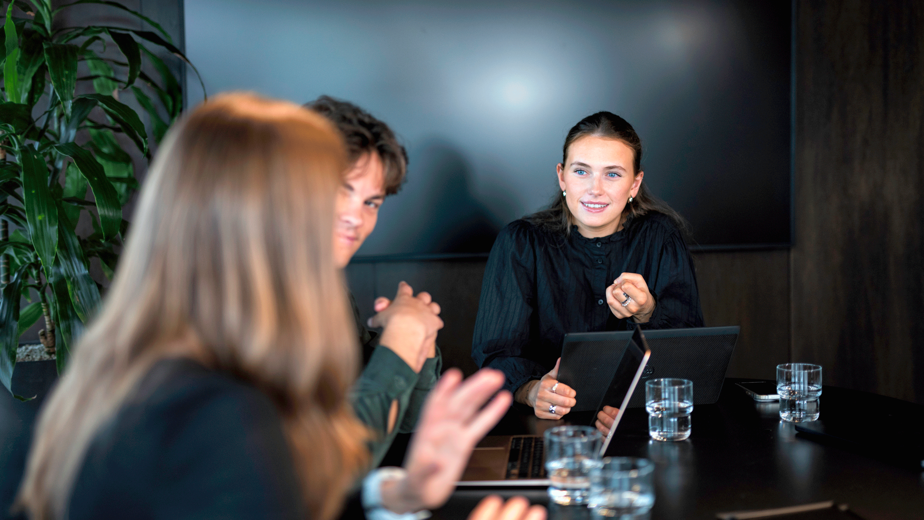 En gruppe tillitsvalgte eller ansatte i et møte diskuterer aktivt, symboliserer medbestemmelse og samarbeid på arbeidsplassen.