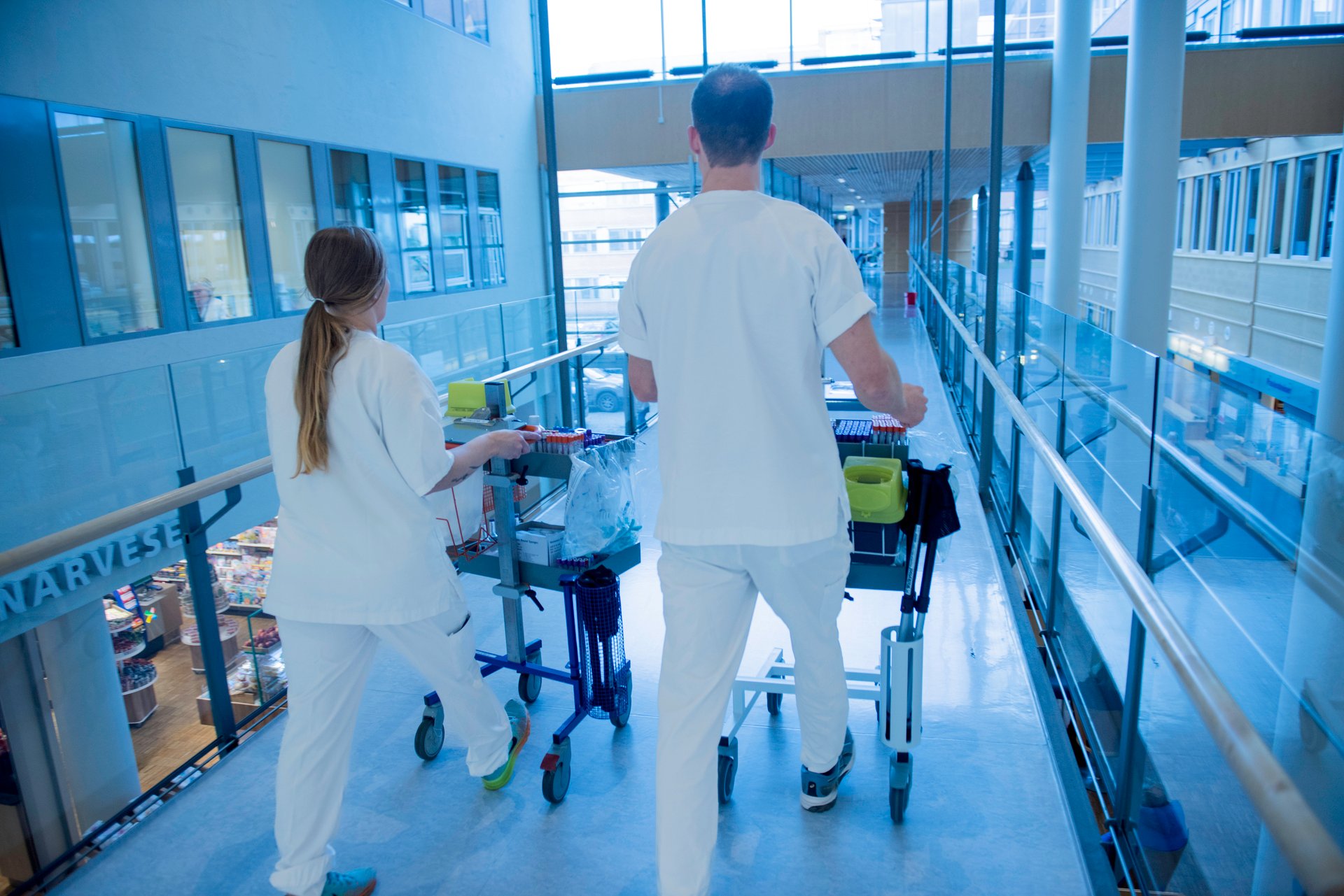 To bioingeniører som triller prøver til laboratoriet