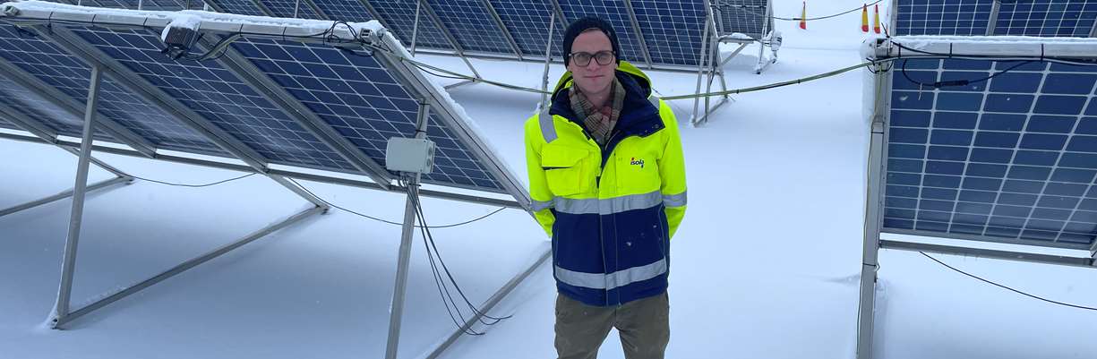 Victor Pran jobber som prosjektleder i selskapet Isola Solar som spesialiserer seg på integrerte solpanel for tak og vegg.