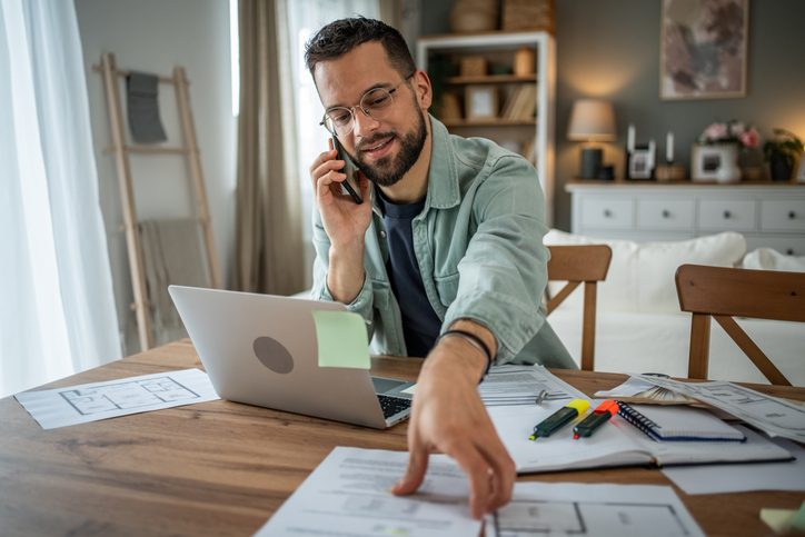 Mann som driver eget selskap.