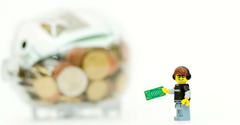 Legodame med sparegris