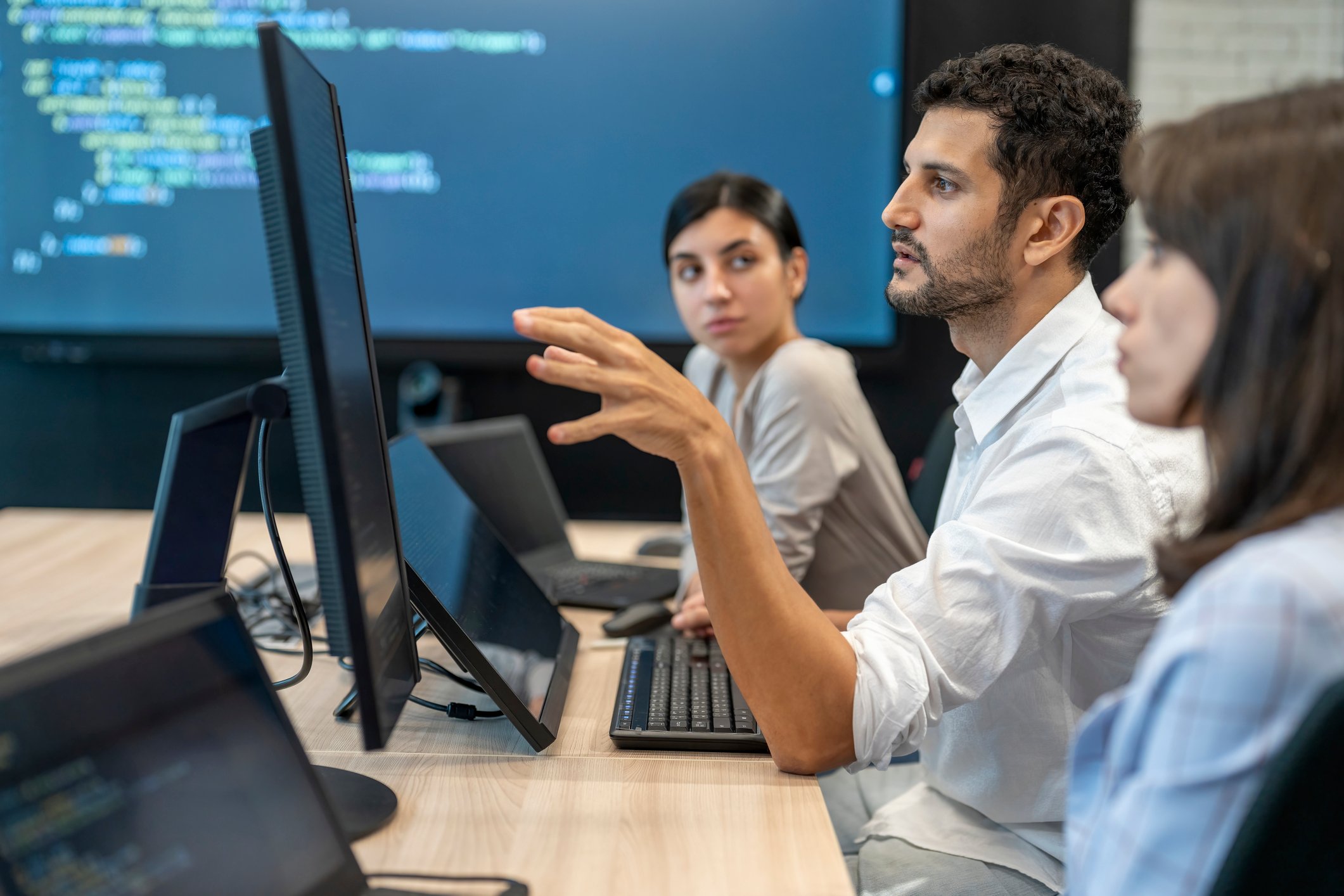 Teamdiskusjon foran skjermer