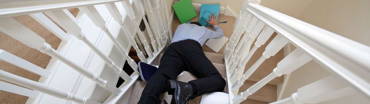 Illustrasjonsbilde: Mann faller i trapp