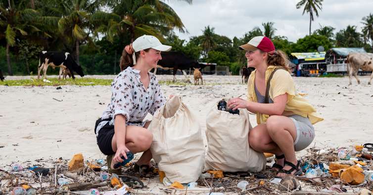 Stina Valheim og Signe Buhl plukker plastflasker på stranda i Tanzania.