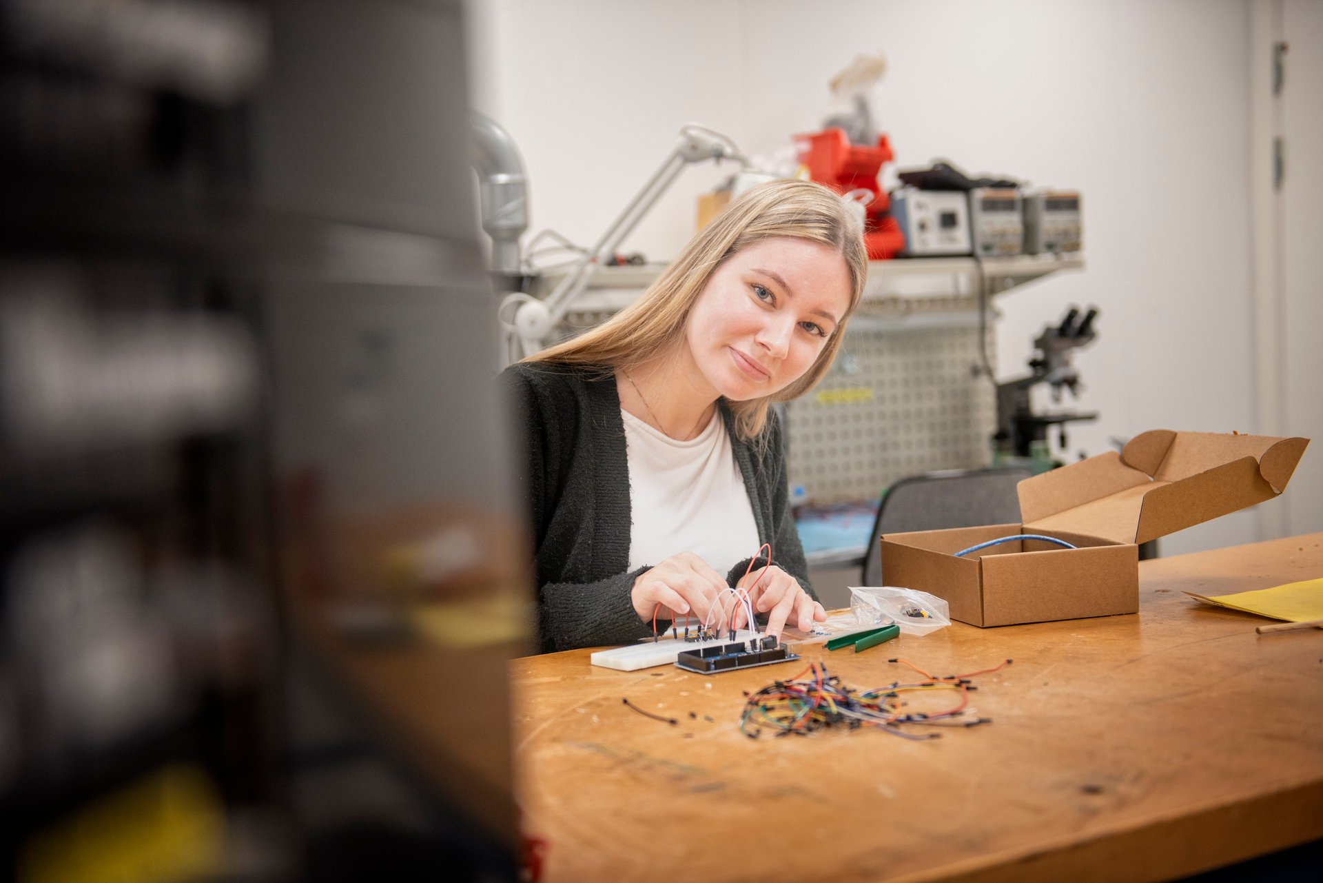 Student på universitetet. Kvinnelig student gjør skolearbeid. Foto: Luca Kleve-Ruud