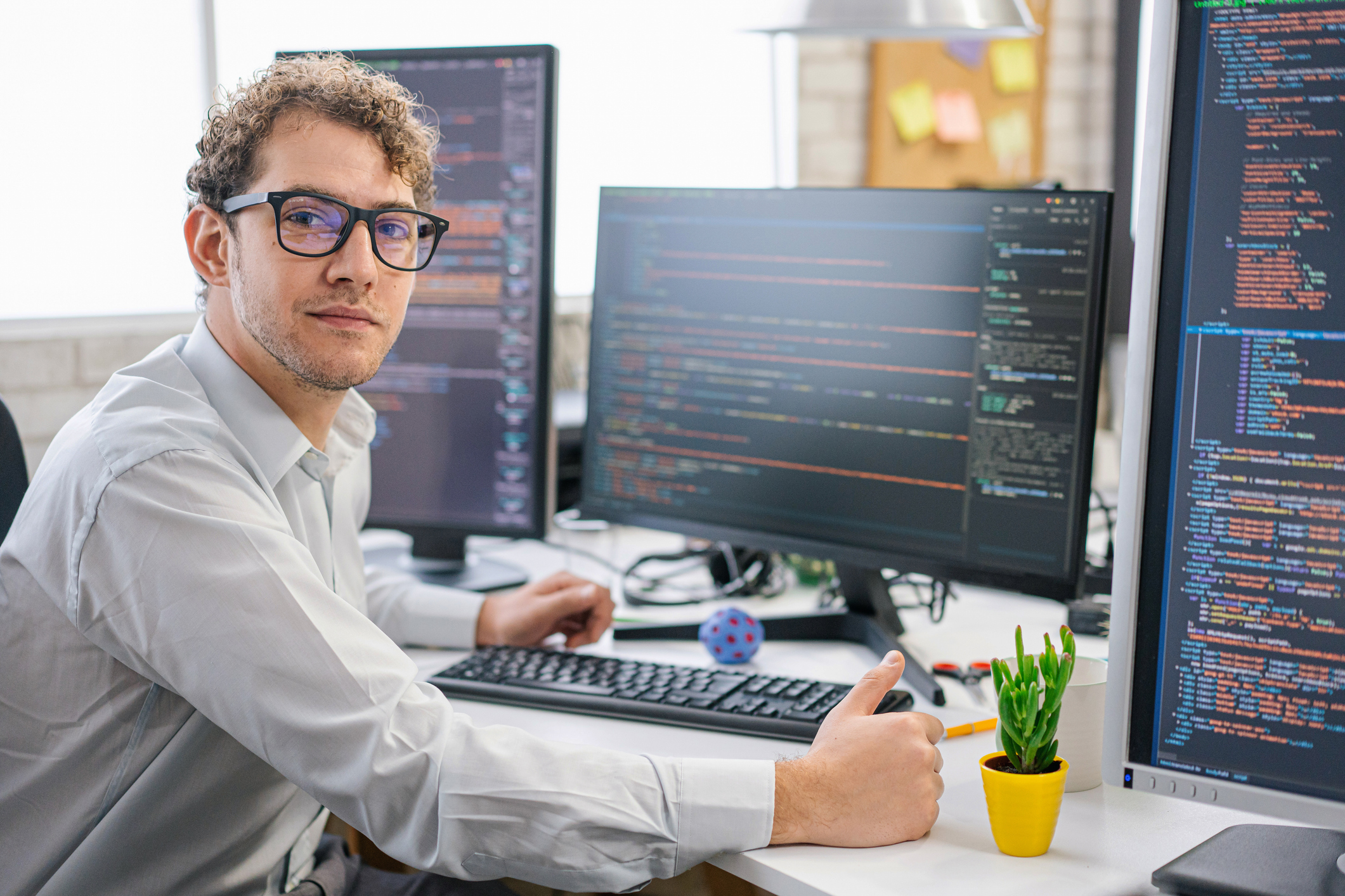 Utvikler skrive kode på pc