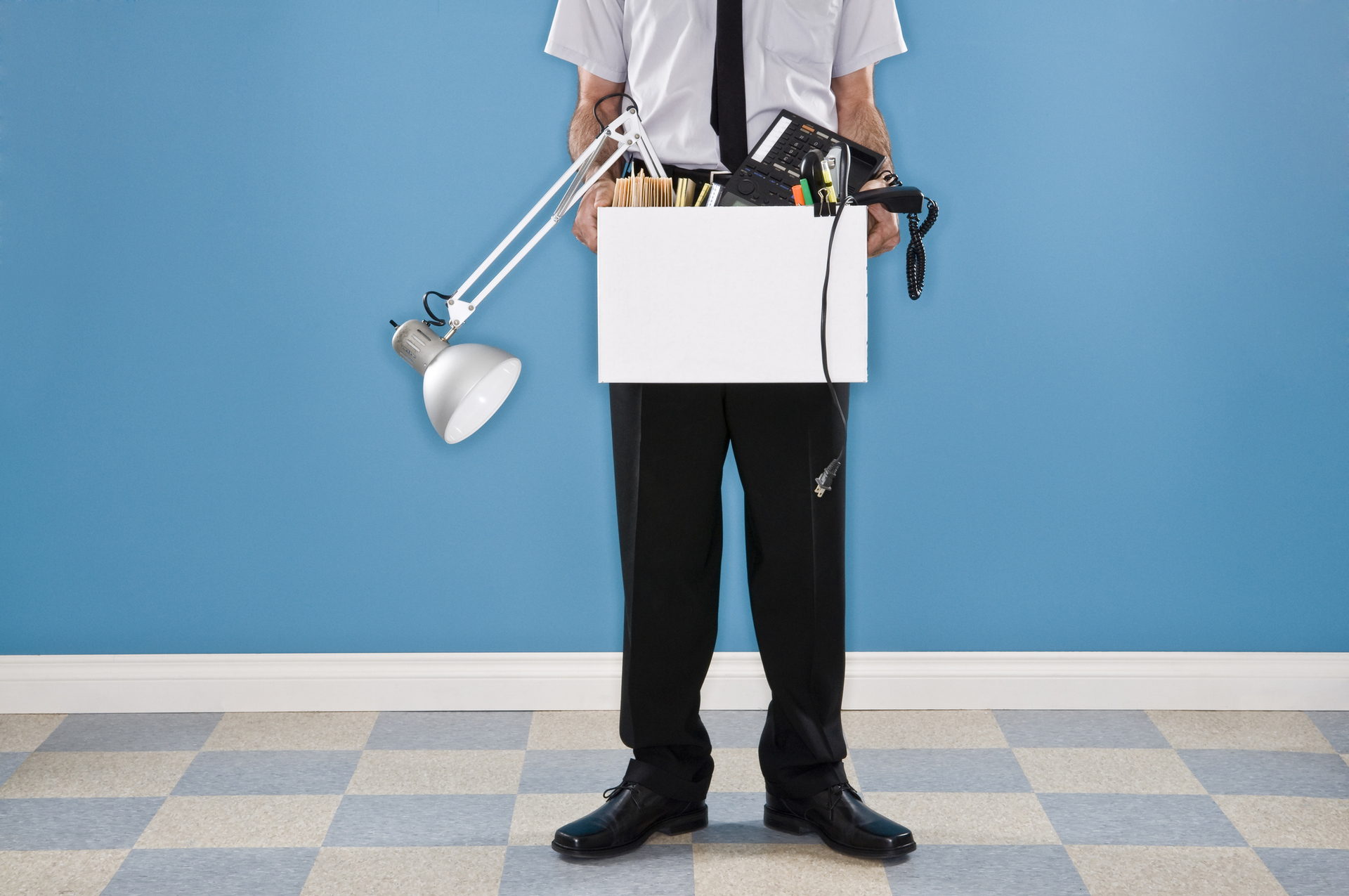 Illustrasjonsfoto av en mann som har pakket tingene sine i en boks