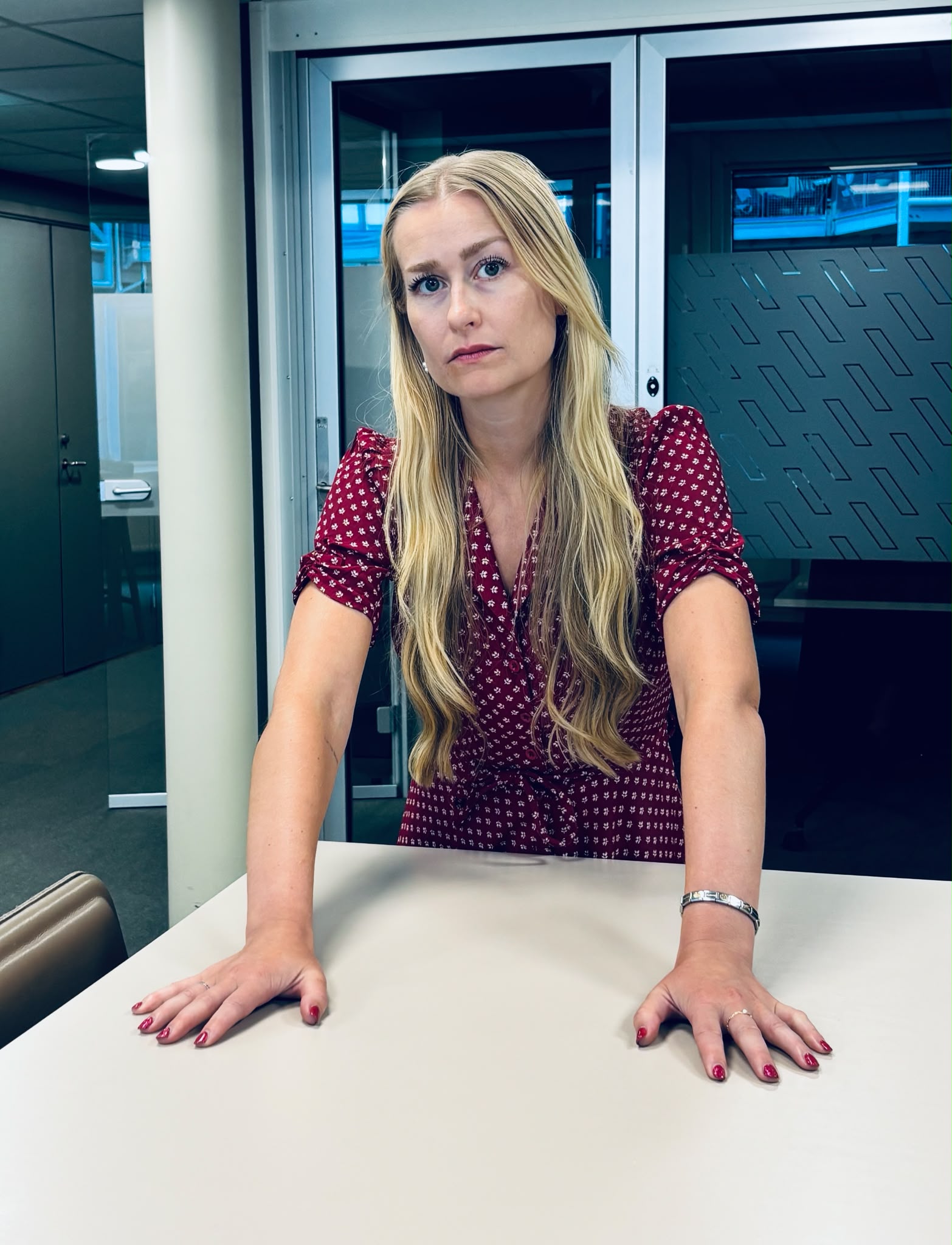 Inger Lise Sparboe Mørch hender på bord
