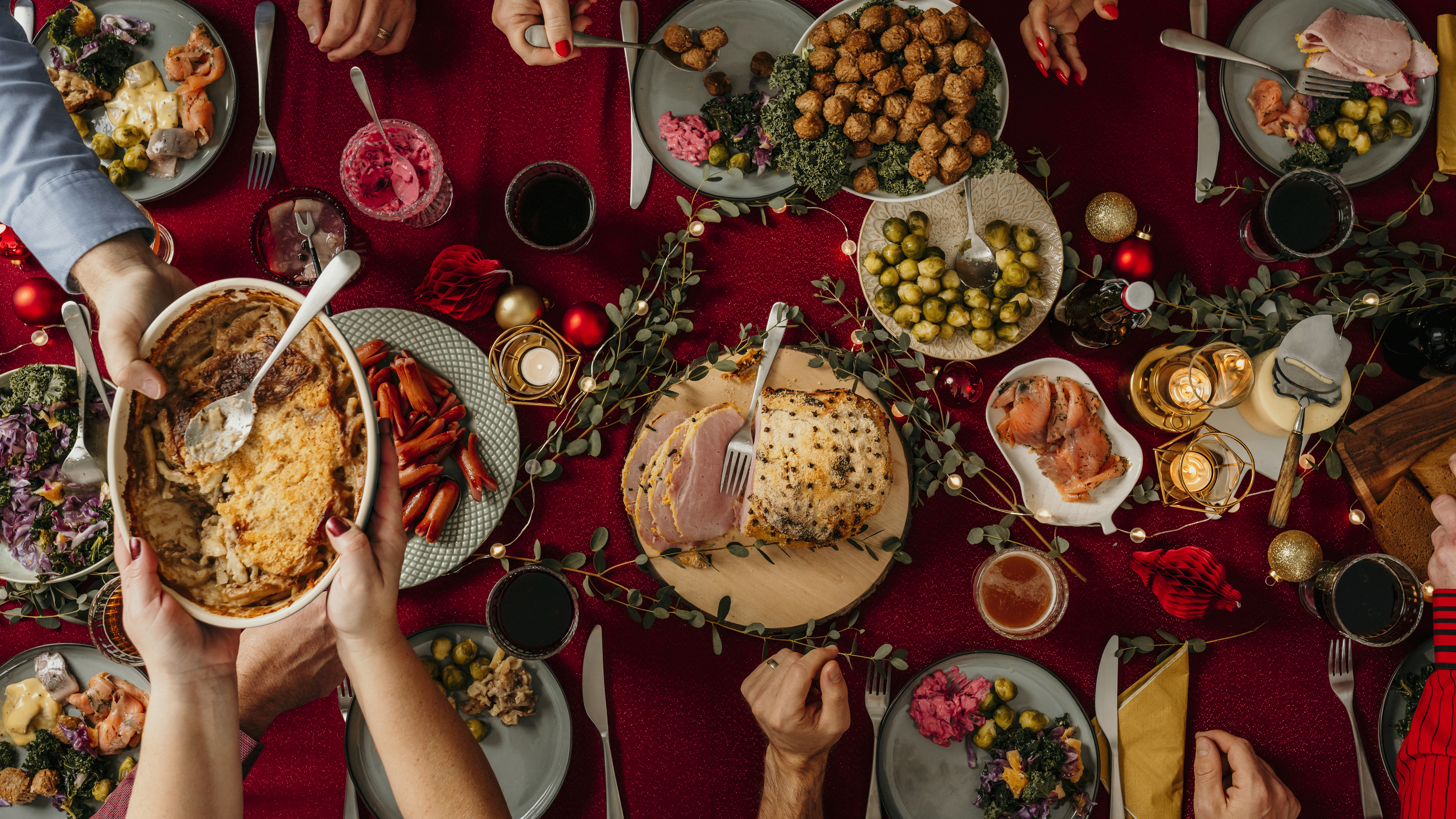 Bilde ovenfra som illustrerer et bord hvor julelunsj serveres