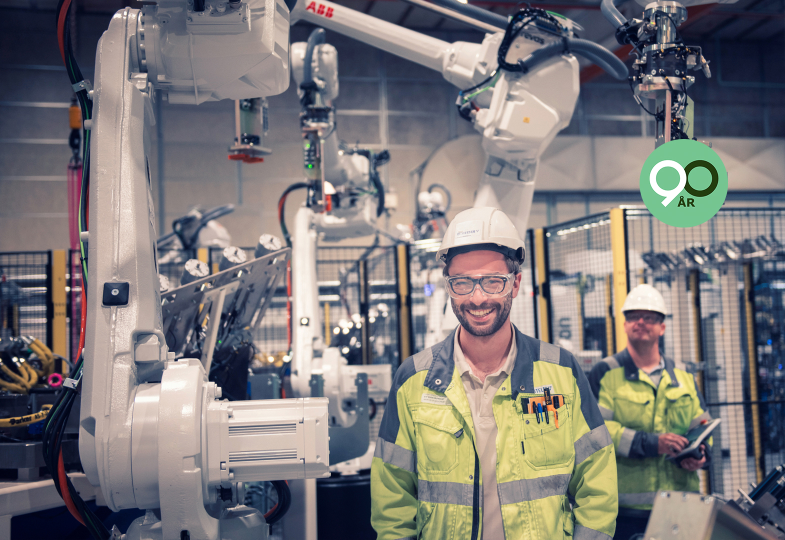 Bilde av ingeniør i arbeidsmiljø med roboter