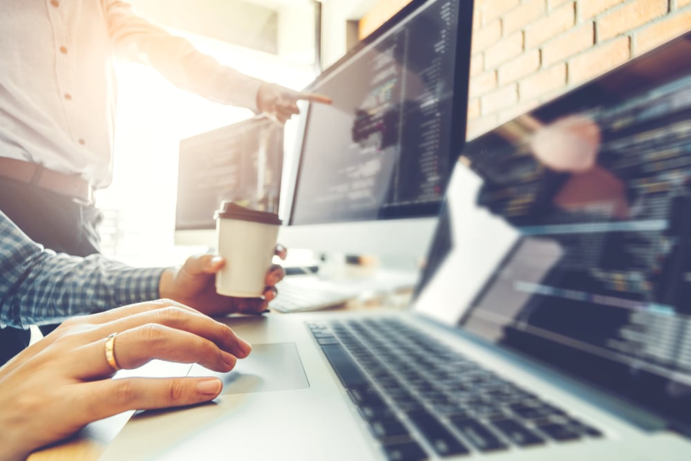 Hender som trykker på tastatur