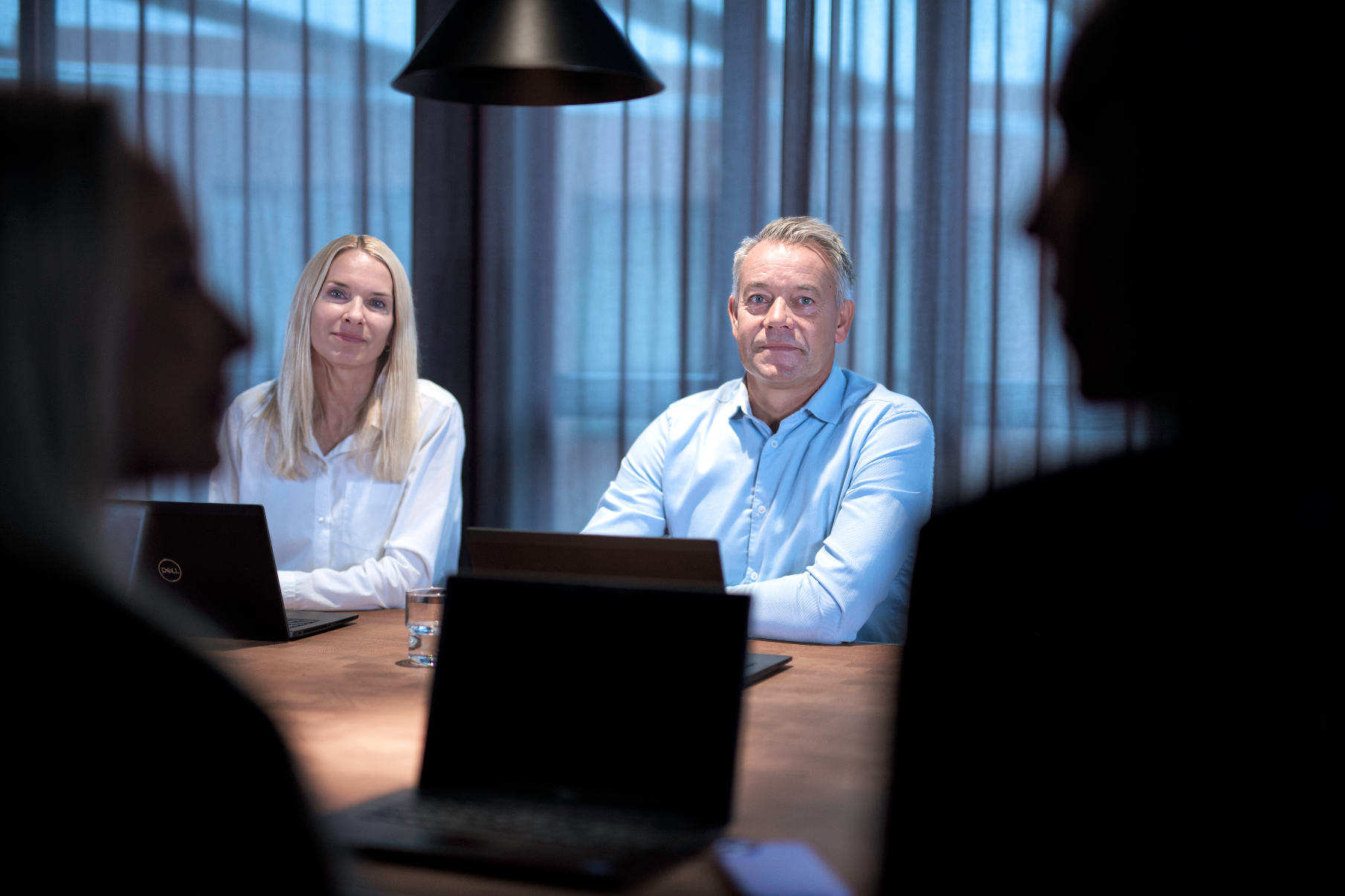 Fire mennesker i et møterom