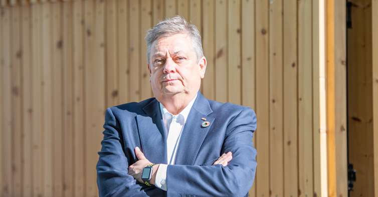 NITO-president Trond Markussen med armene i kryss foran en trevegg