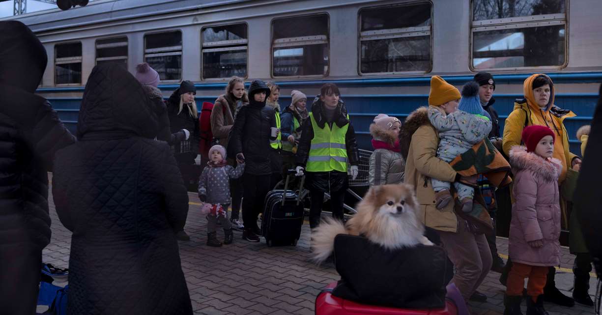 Folk som flyktet fra Ukraina ankommer med toget fra Kiev til jernbanestasjonen i Przemysl, Polen, nær grensen til Ukraina, onsdag 2. mars 2022.