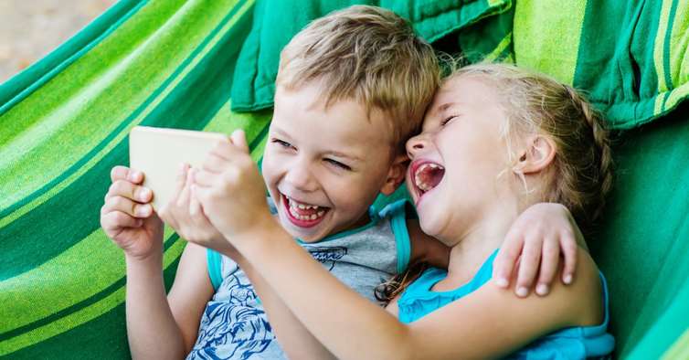 To barn som ler. Foto: Shutterstock
