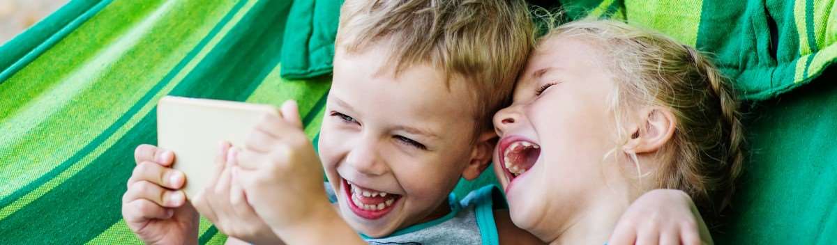 To barn som ler. Foto: Shutterstock