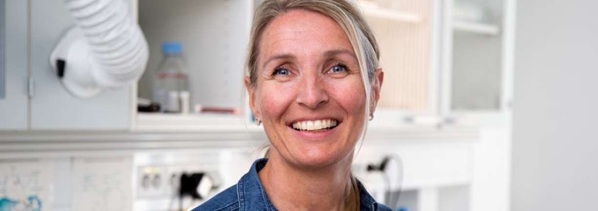 Bioingeniør Ragnhild Nyhus Røsbjørgen mener det er stor forskjell mellom å jobbe som bioingeniør i forskning og på en rutinelab. 