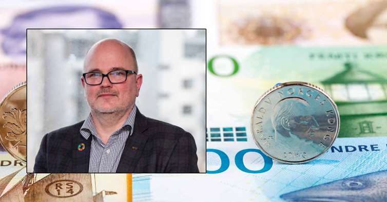 Kjell Ola Aamodt, leder av NITO Kommune, med bilde av sedler som bakgrunn