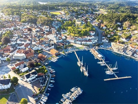 Utsikt fra luften over Grimstad havn og by (GettyImages)