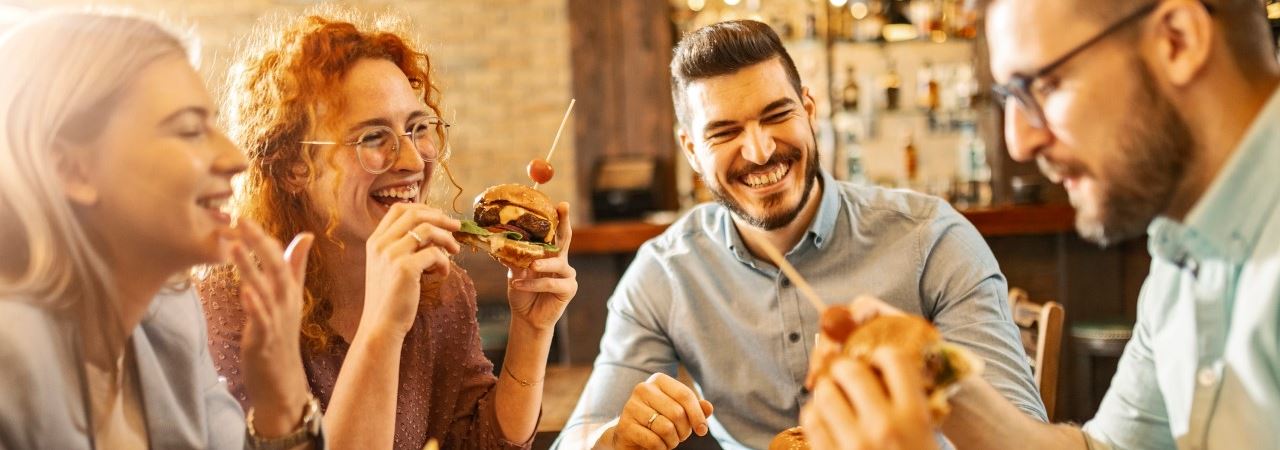 En gjeng som spiser burgere Foto: Getty Images