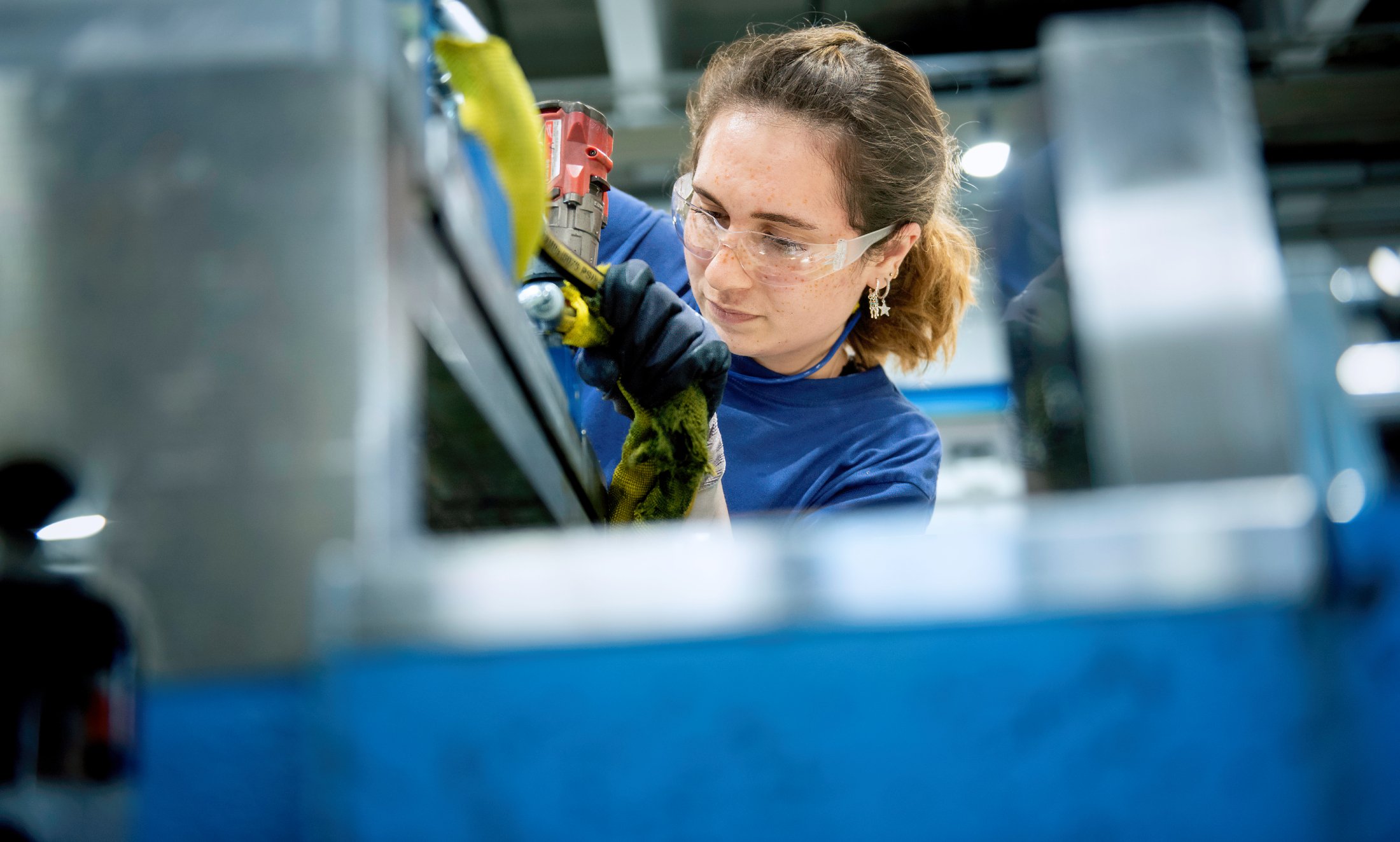 En ung ingeniør i arbeid. Hun undersøker utstyr og maskiner i en bedrift.