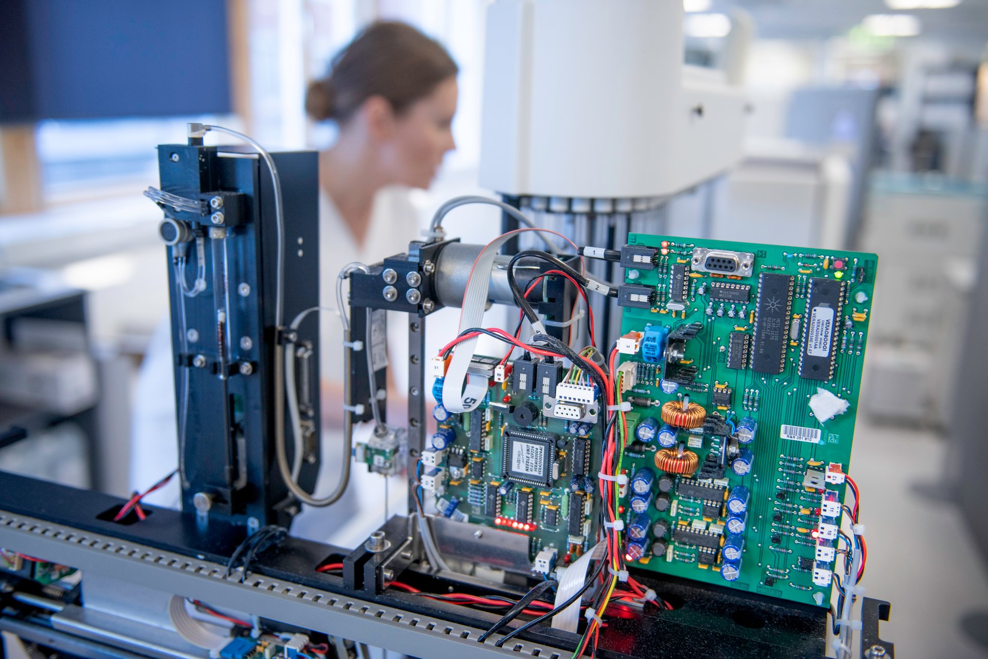 Hovedkort og andre IT-komponenter på et instrument, i en laboratorium. Ansatt i bakgrunn: Kreditert:  Luca Kleve-Ruud