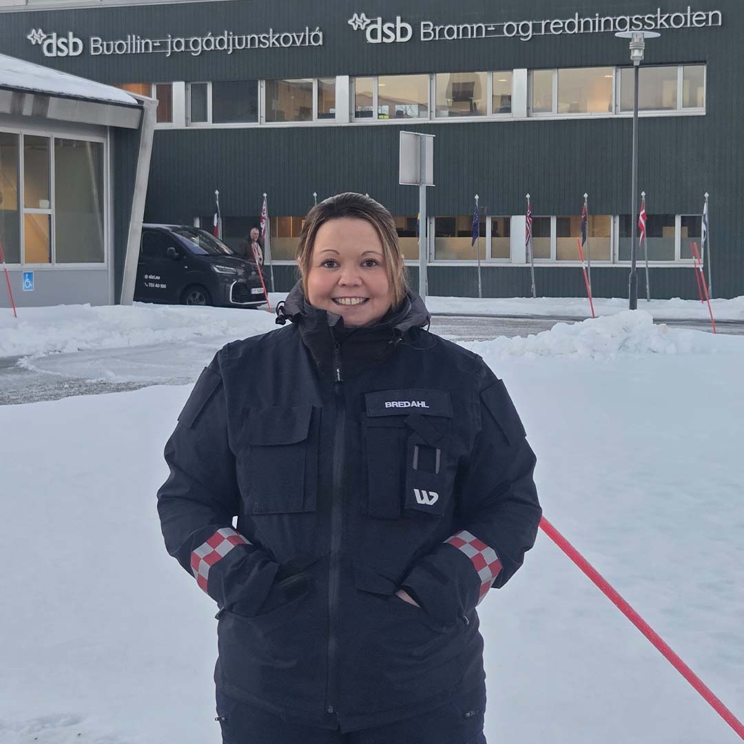 Kristel Bredahl utenfor skolen