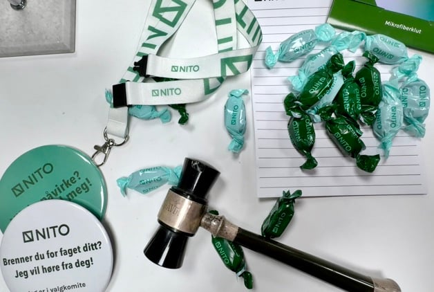 Bilde av NITO artikler på det bord 