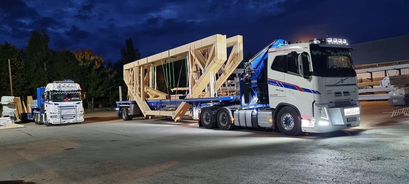 Truck with suspended ceilings for houses on the truck bed
