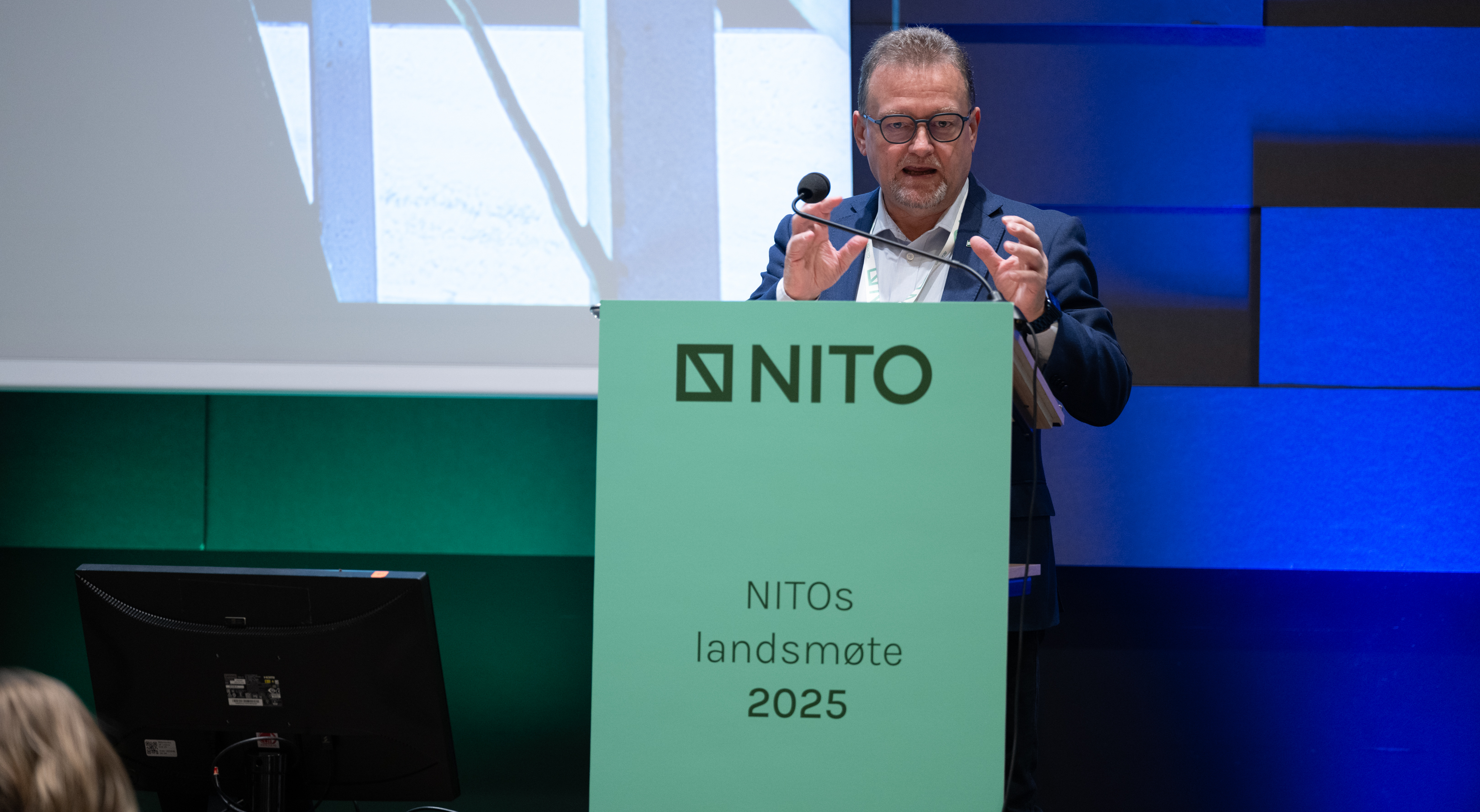 Bilde av NITO-president Kjetil Lein på talerstolen på NITOs landsmøte 2025.