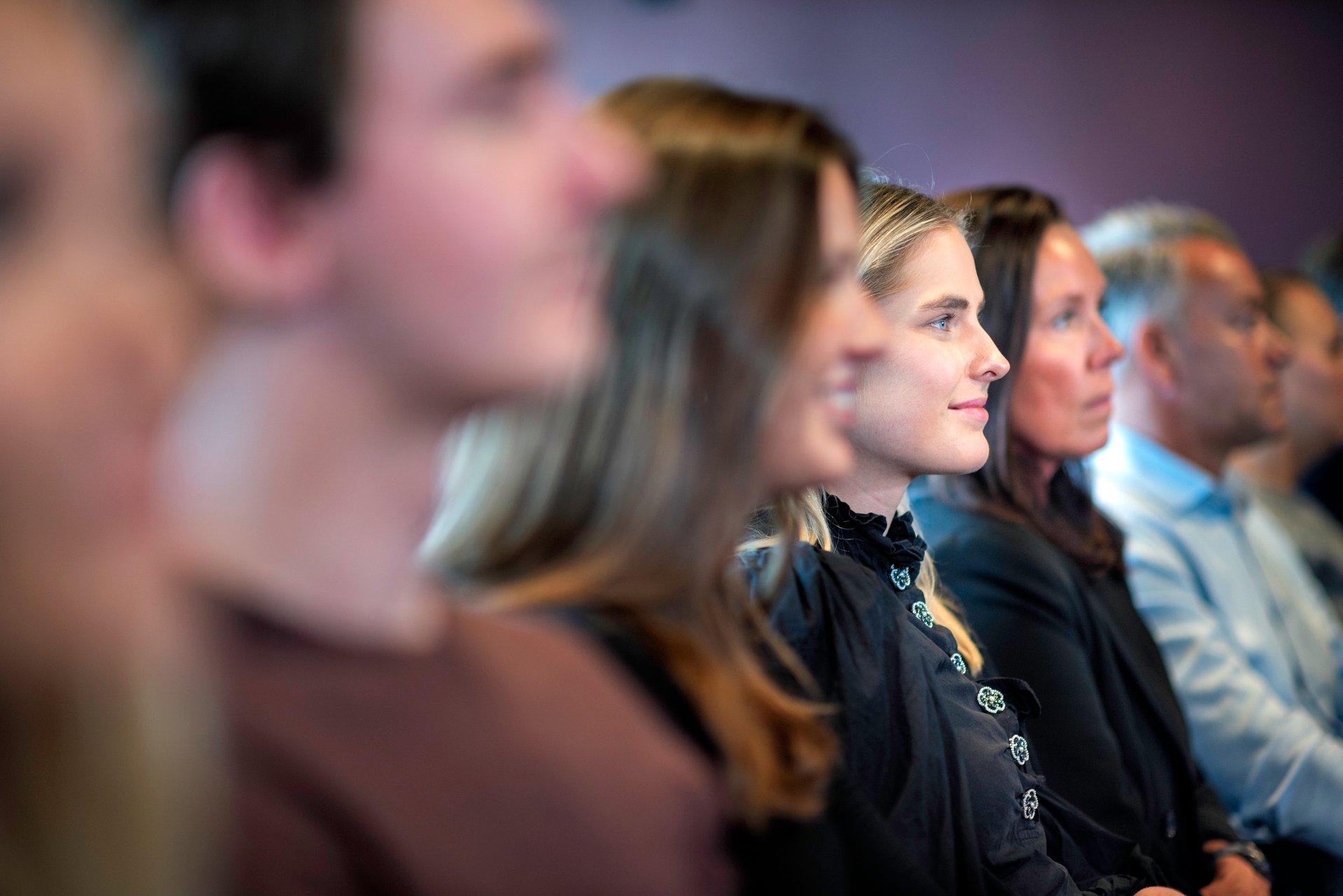  En gruppe ansatte sitter og hører på en foreleser. De deltar på et kurs.