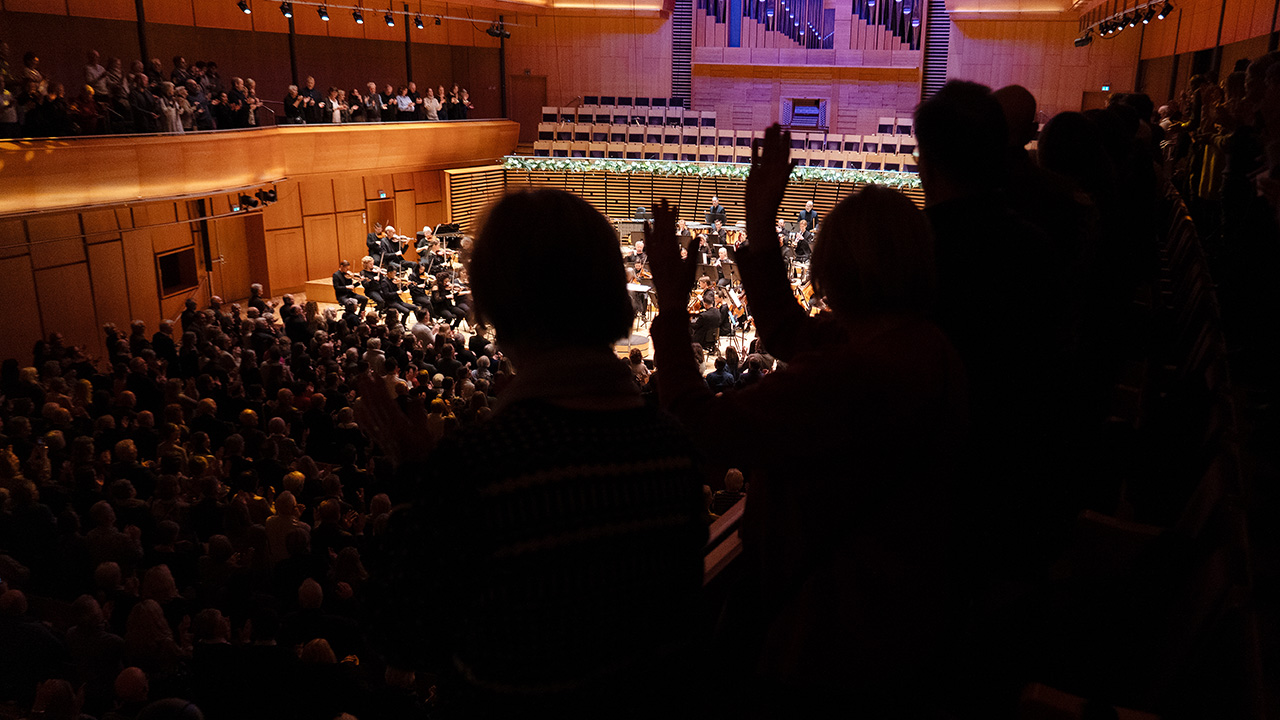 Picture from the back from the balcony. Cheering audience. Rights: Stavanger Konsserthus